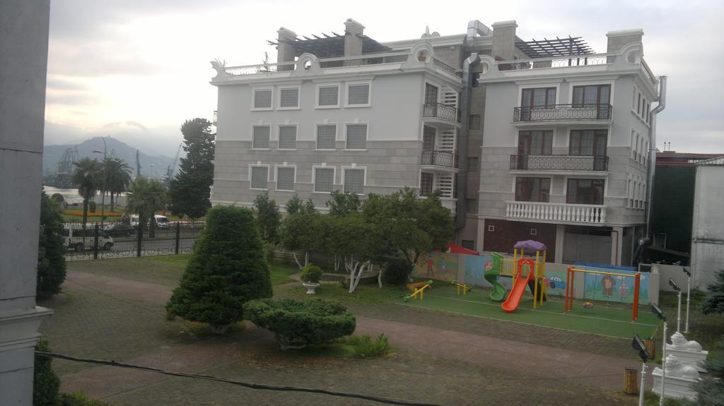 Nini'S Apartments Batoemi Buitenkant foto